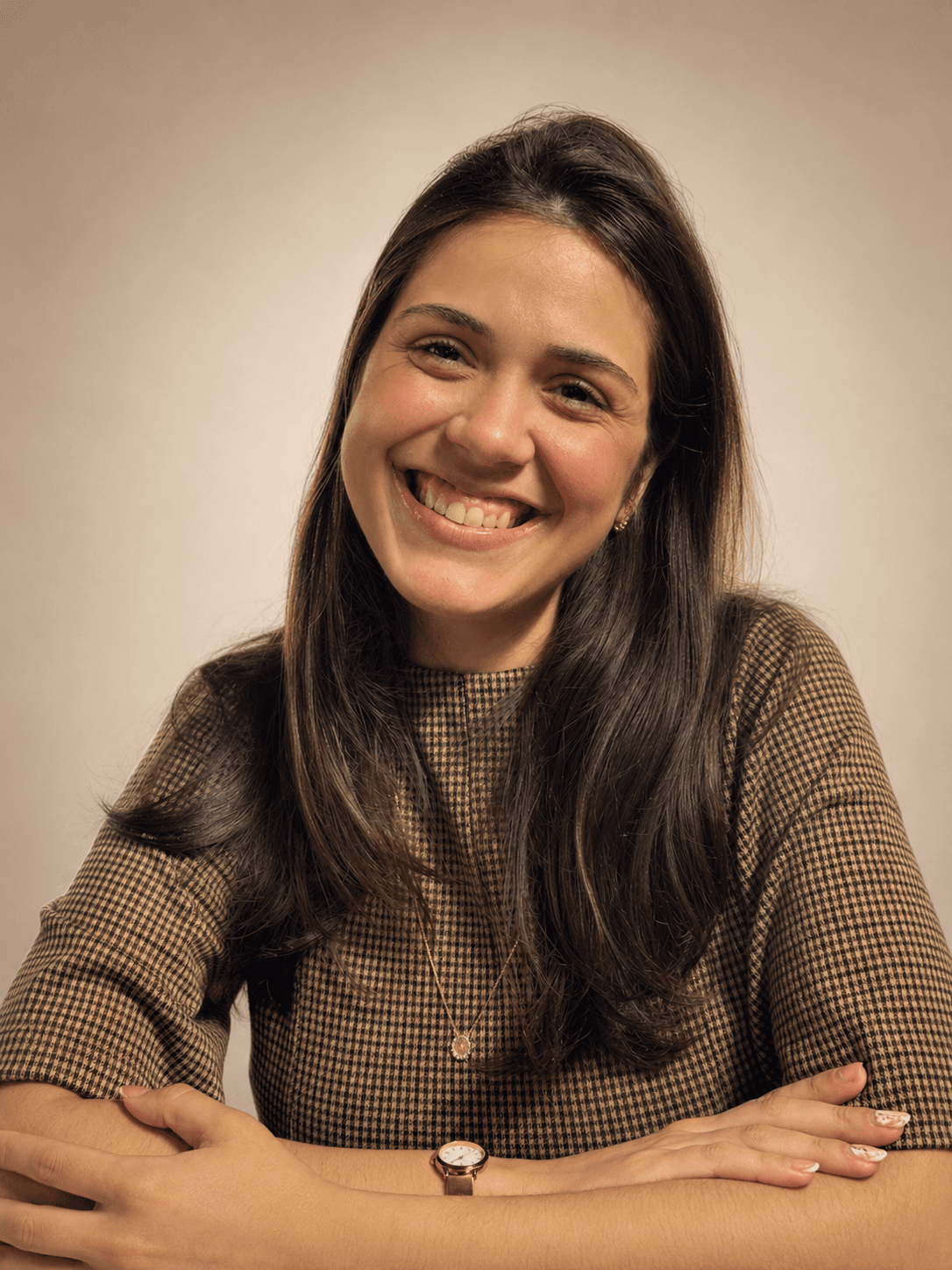 Retrato profissional de Júlia Corrá sorrindo